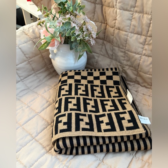 🩷Stunning Fendi Zucca Scarf.❤️Authentic and 99% new. - Picture 9 of 12